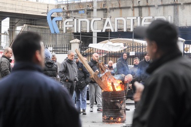 Genova - continua la protesta degli operai di fincantieri 