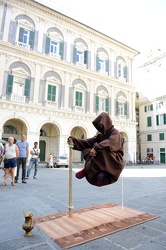 Genova - piazza San Lorenzo - artista di strada