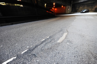 Genova - uscita tunnel casaccie - asfalto danneggiato 