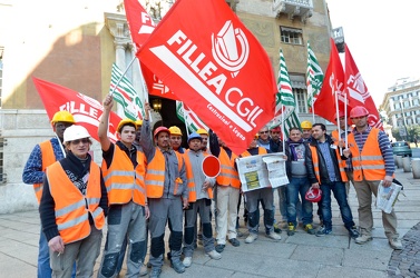 Genova - presidio davanti alla prefettura dei 19 operai senza st
