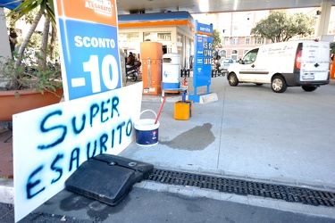 Genova - inziano a scarseggiare i carburanti