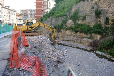 Genova - via Fereggiano - abbattuta la costruzione del civico 32