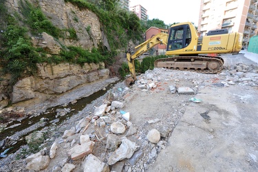 Genova - via Fereggiano - abbattuta la costruzione del civico 32