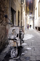 Genova - centro storico - Vico del Papa - rogo motorini, scooter