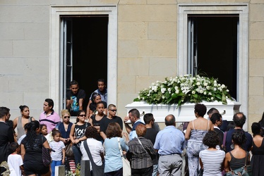 Genova - cimitero staglieno - funerale Roberto, giovane ucciso