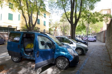 Genova - Corso Mentana - furti in una decina di veicoli