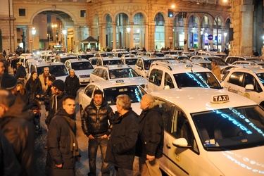 Genova - piazza De Ferrari - manifestazione dei taxisti