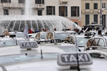 Genova - piazza De Ferrari - continua la manifestazione dei taxi
