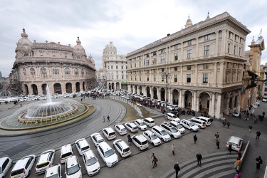 Genova - piazza De Ferrari - continua la manifestazione dei taxi