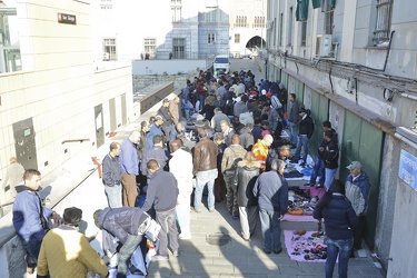 Genova - mercatino spontaneo dietro la fermata di Palazzo San Gi
