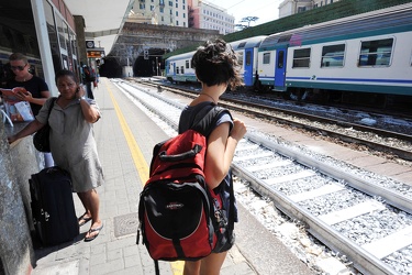 Genova - stazione principe - partenze estive in Treno - artista 