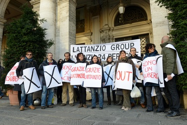 Genova - piazza de Ferrari - protesta dei 24 lavoratori licenzia
