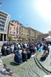Genova - piazza Caricamento - preghiera di protesta della comuni