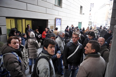 Genova - forte scossa terremoto, persone in strada