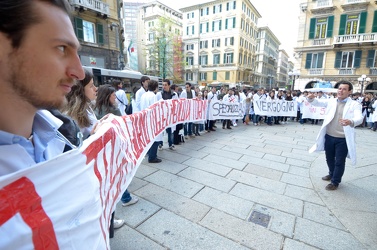 Genova - presidio protesta medici specializzandi davanti alla pr