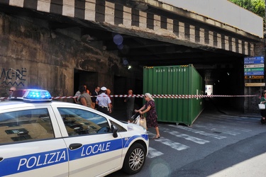 Genova Sampierdarena - tir perde il container 