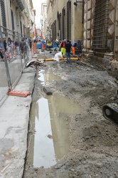 Genova - via Garibaldi - piccola perdita acqua cantiere