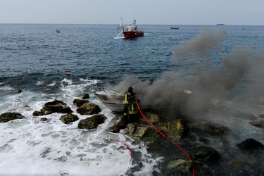 barca in fiamme Cso Italia 29 06 2013