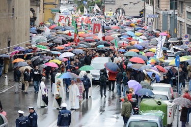 Genova - funerali di Don Andrea Gallo - corteo funebre sotto la 