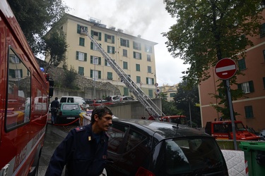 Genova - Un incendio ha interessato il tetto di un palazzo in sa