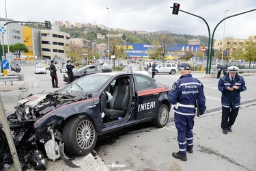 Genova, Campi - incidente stradale, due carabinieri feriti 