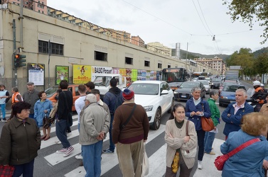 Genova - via Montaldo - protesta cittadini contro amt per linee 