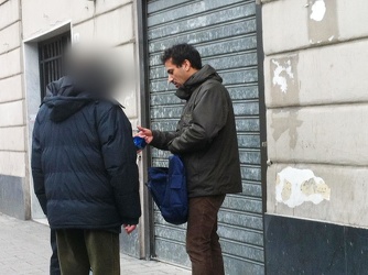 Genova - la prova del cronista Calzeroni - comprare merce pregia