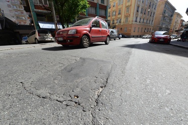 Genova - rattoppi asfalto e disagi per i motociclisti