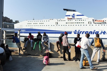 nave grimaldi migranti sicilia