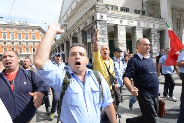 Genova - manifestazione lavoratori trasporto pubblico - assalito