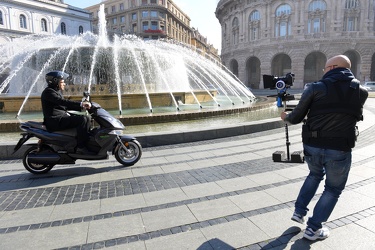 Genova - piazza De Ferrari - le riprese per uno spot dello scoot