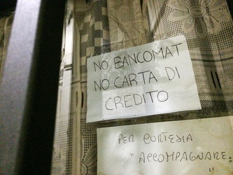 Genova, centro storico - ristorante che espone cartello no banco