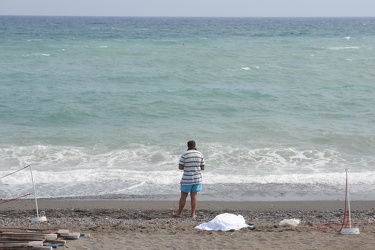 Genova Sturla - spiaggia libera - cadavere 45enne di origini sud