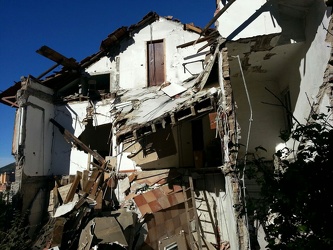 Genova, Rivarolo - crollo vecchia palazzina disabitata in via al