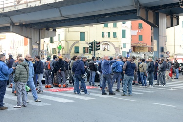 Genova - piazza Cavour - presidio operai riparazioni navali