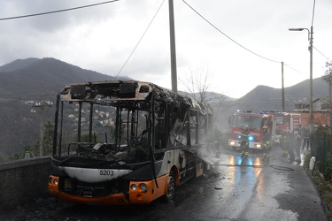 Genova, alture di Struppa - via Trossarelli - autobus amt prende