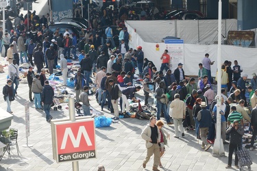 Genova, piazza Caricamento - mercatino abusivo che si estende tr