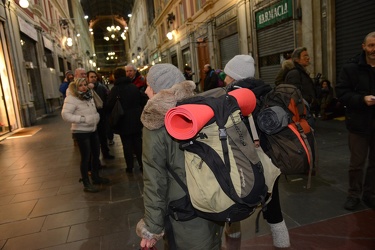 Genova - galleria mazzini - iniziativa solidariet√† senzatetto