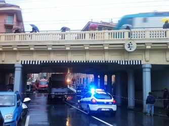 Genova - via isonzo - tir si incastra sotto il ponte della ferro