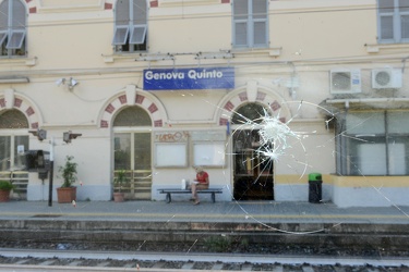 Genova Quinto, stazione ferroviaria - brutale aggressione a colp