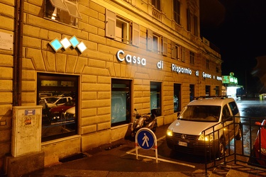 Genova, Voltri - parinata la filiale banca carige davanti al mun