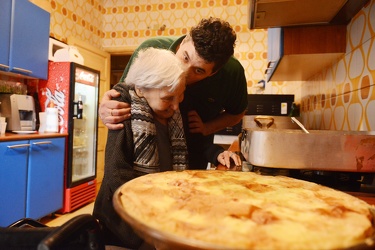 Genova - via Righetti - cena a casa aperta con anziana 96enne
