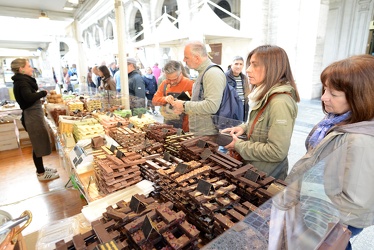 Genova - piazza De Ferrari - la fiera del cioccolato in piazza
