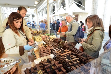 Genova - piazza De Ferrari - la fiera del cioccolato in piazza