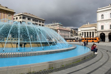 Genova - fontana piazza De Ferrari blu per nazinale pallanuoto