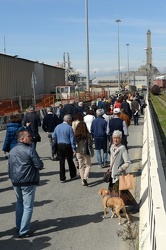 Genova - passeggiata in porto contro il progetto di un deposito 