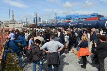 Genova - passeggiata in porto contro il progetto di un deposito 