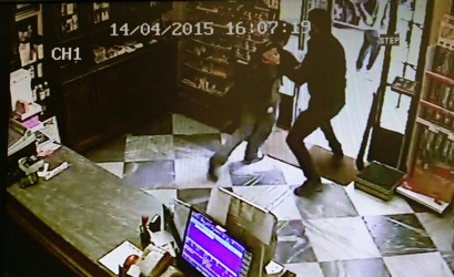 Genova - fotogramma telecamere sorveglianza rapina presso farmac
