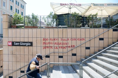 Genova - scritte generiche contro la politica sul tema dell'immi
