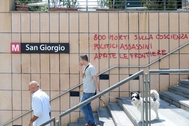 Genova - scritte generiche contro la politica sul tema dell'immi